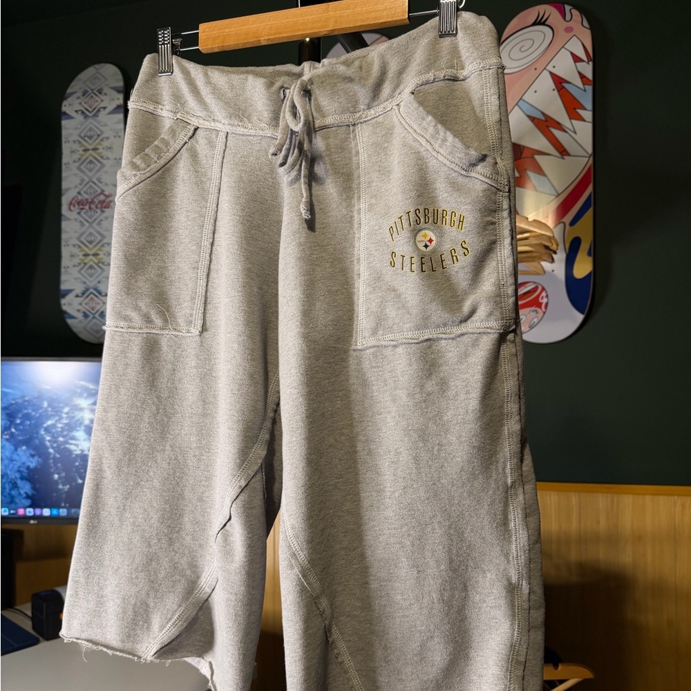 NFL Team Pittsburgh Steelers Football Gray Women’s Capri Pocket Shorts - Picture 2 of 6